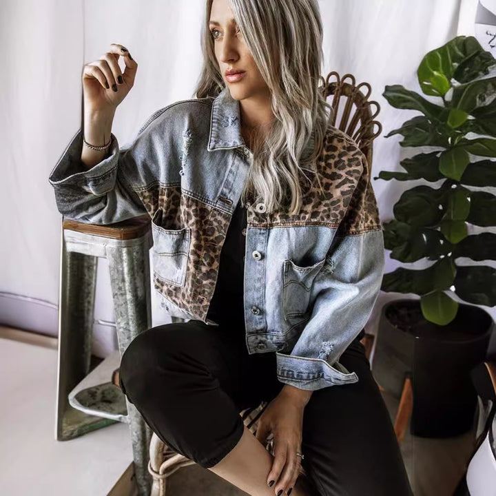 Kvinnors modetrendiga denimjacka med läderelement och iögonfallande mönster Mirla-Eva Jonsson