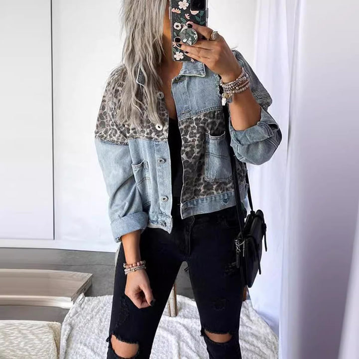 Kvinnors modetrendiga denimjacka med läderelement och iögonfallande mönster Mirla-Eva Jonsson