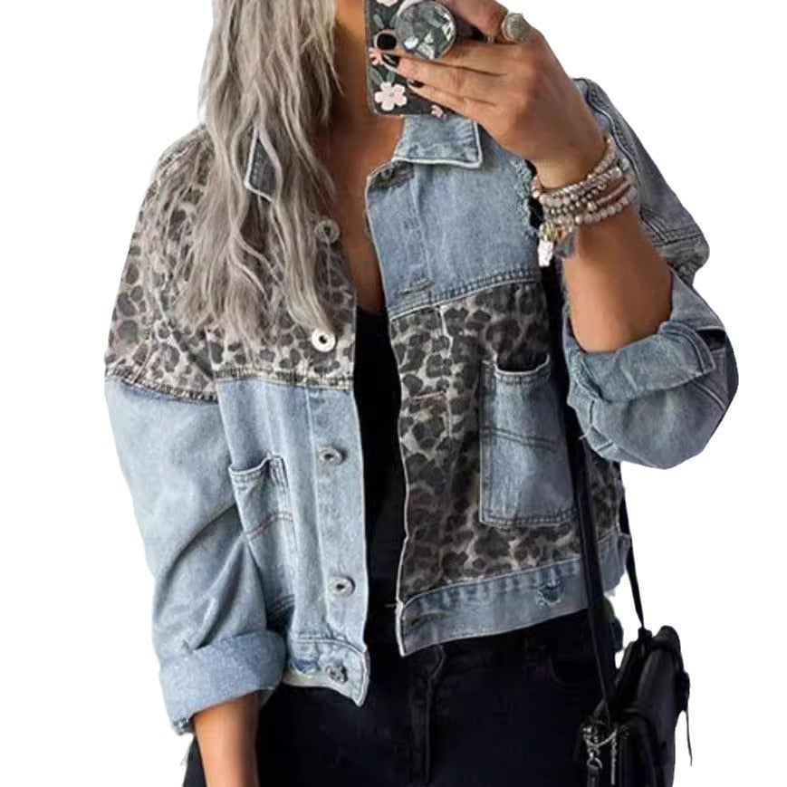 Kvinnors modetrendiga denimjacka med läderelement och iögonfallande mönster Mirla-Eva Jonsson