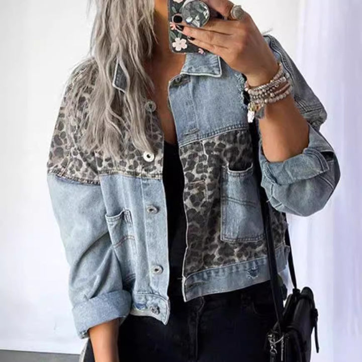 Kvinnors modetrendiga denimjacka med läderelement och iögonfallande mönster Mirla-Eva Jonsson