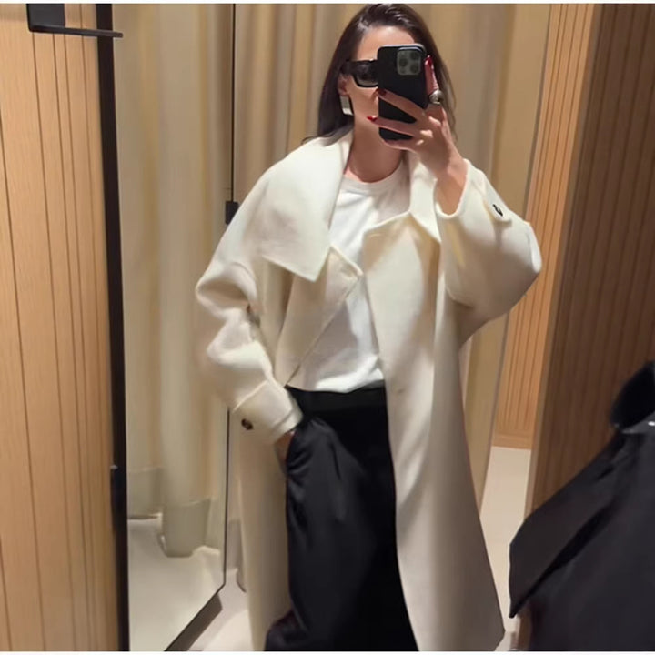 Kvinnors modetrendiga oversize kappor med hög krage Mirla-Eva Jonsson