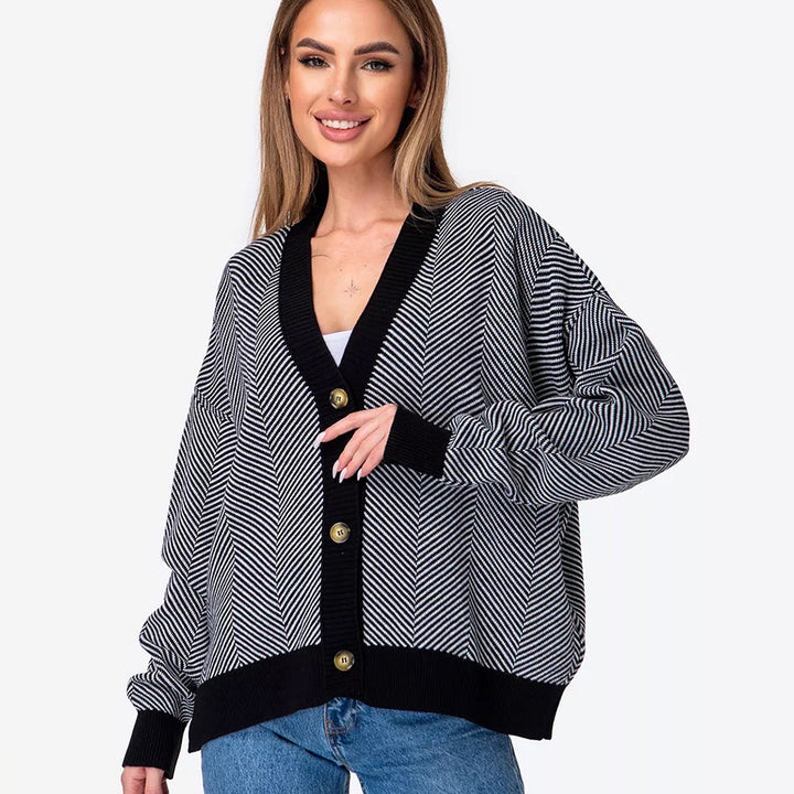 Kvinnors modetröja i stickad med zigzag mönster och elegant knappslå Mirla-Eva Jonsson