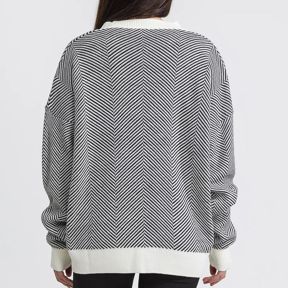 Kvinnors modetröja i stickad med zigzag mönster och elegant knappslå Mirla-Eva Jonsson