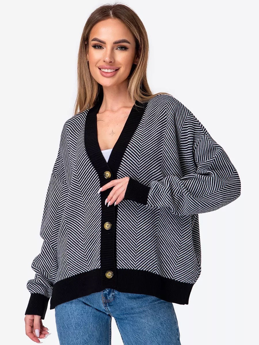 Kvinnors modetröja i stickad med zigzag mönster och elegant knappslå Mirla-Eva Jonsson