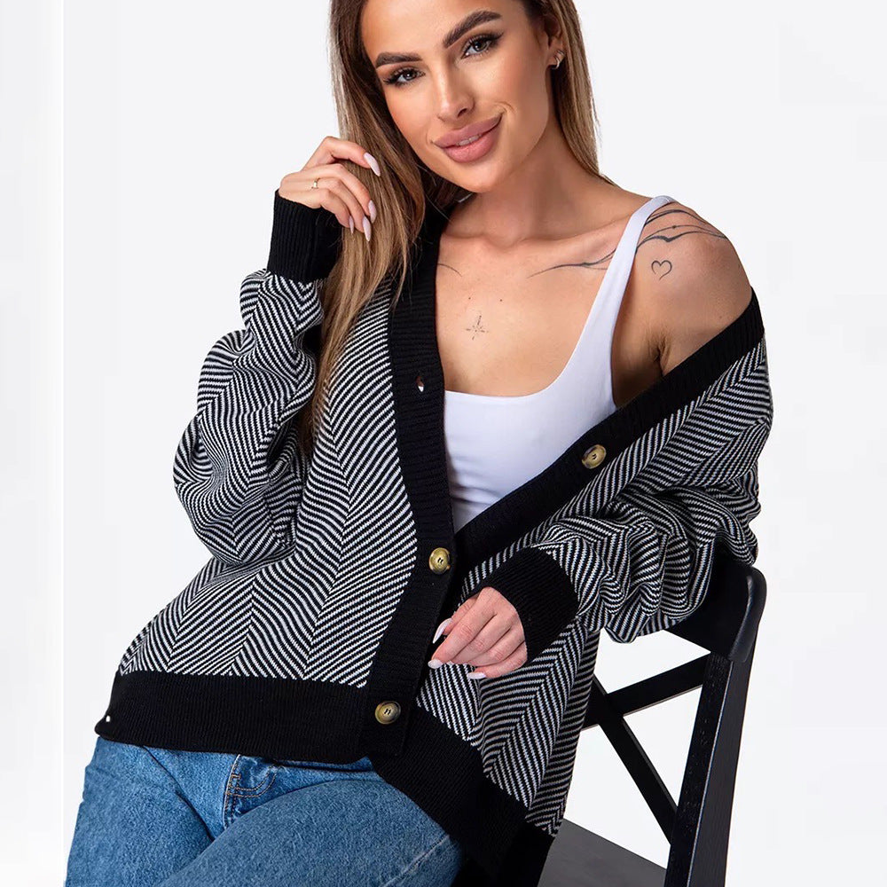 Kvinnors modetröja i stickad med zigzag mönster och elegant knappslå Mirla-Eva Jonsson
