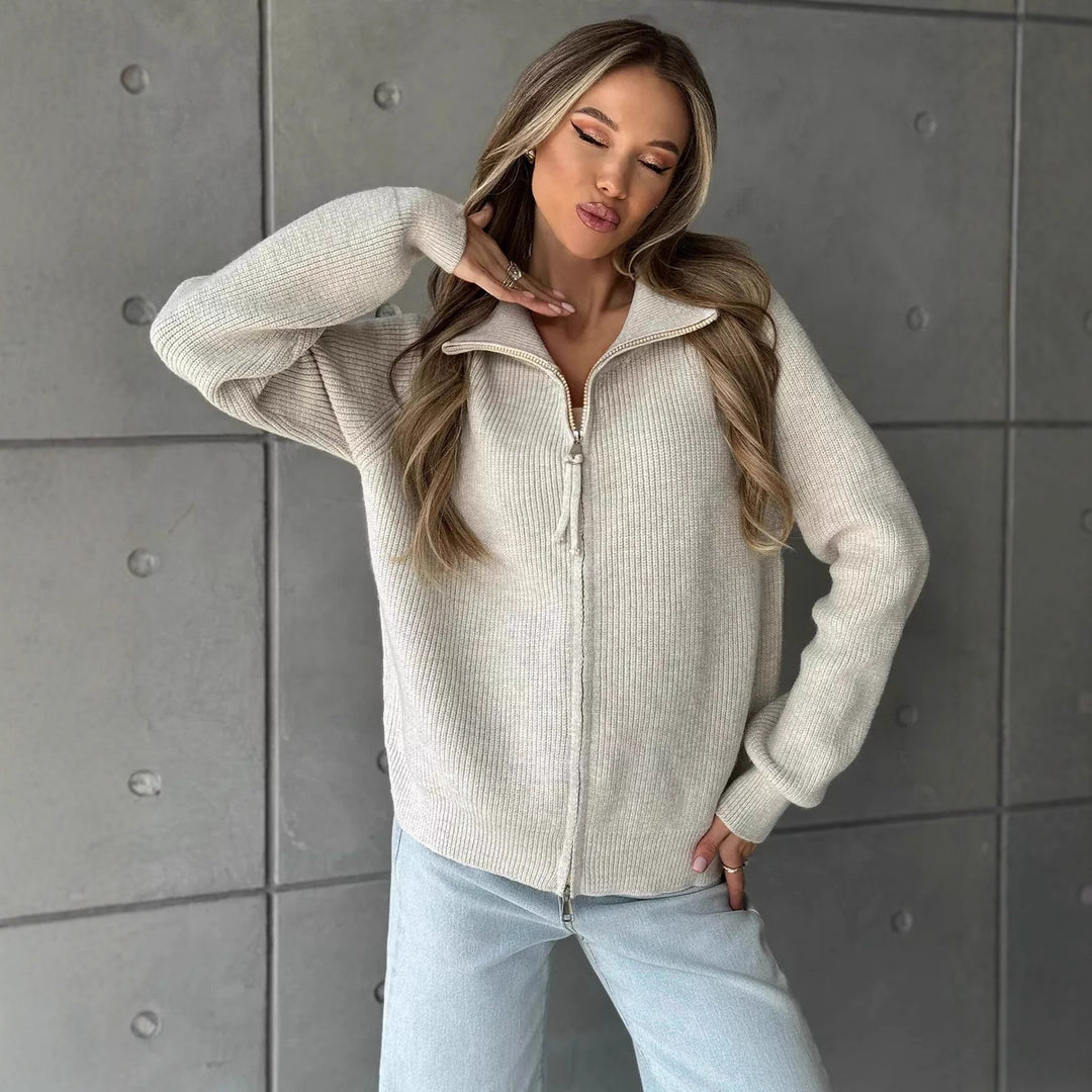 Kvinnors modiga chunky stickad tröja med hög krage och full dragkedja Mirla-Eva Jonsson