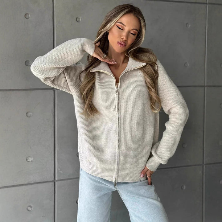 Kvinnors modiga chunky stickad tröja med hög krage och full dragkedja Mirla-Eva Jonsson