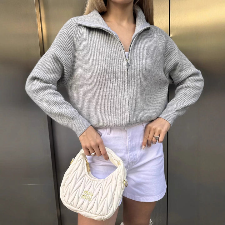 Kvinnors modiga chunky stickad tröja med hög krage och full dragkedja Mirla-Eva Jonsson
