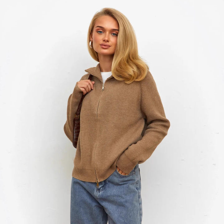 Kvinnors modiga chunky stickad tröja med hög krage och full dragkedja Mirla-Eva Jonsson