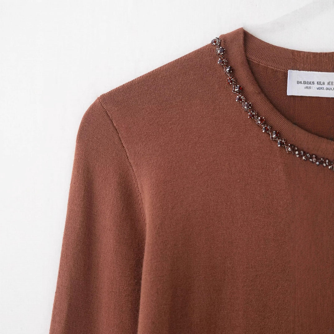 Kvinnors modiga stickad cardigan med elegant pärlutsmyckning Mirla-Eva Jonsson