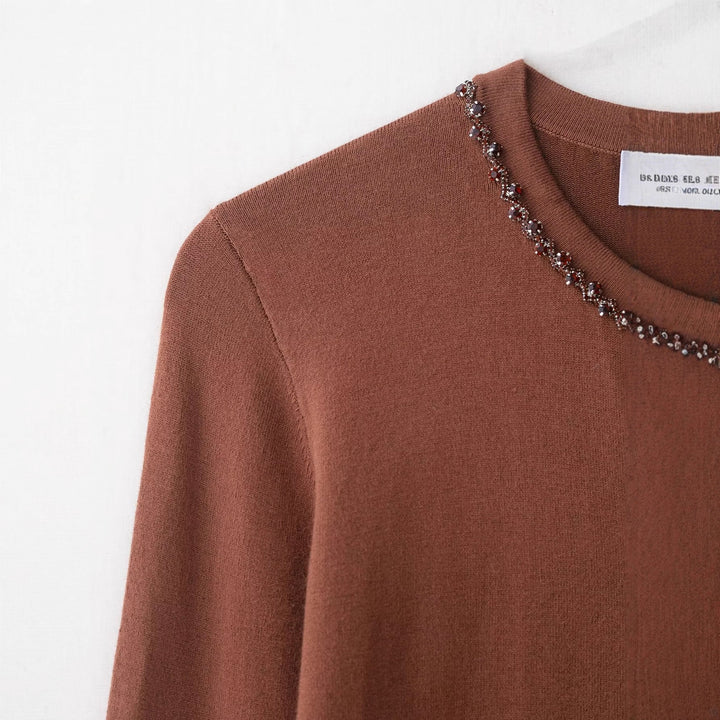 Kvinnors modiga stickad cardigan med elegant pärlutsmyckning Mirla-Eva Jonsson