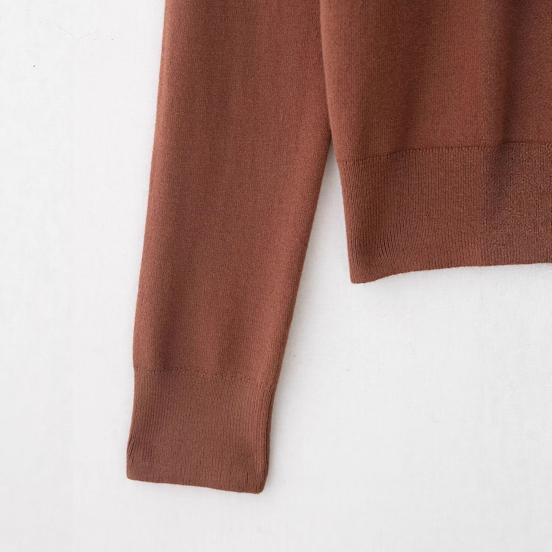 Kvinnors modiga stickad cardigan med elegant pärlutsmyckning Mirla-Eva Jonsson