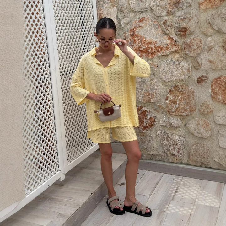 Kvinnors modiga stickad set med avslappnad overshirt och shorts Mirla-Eva Jonsson