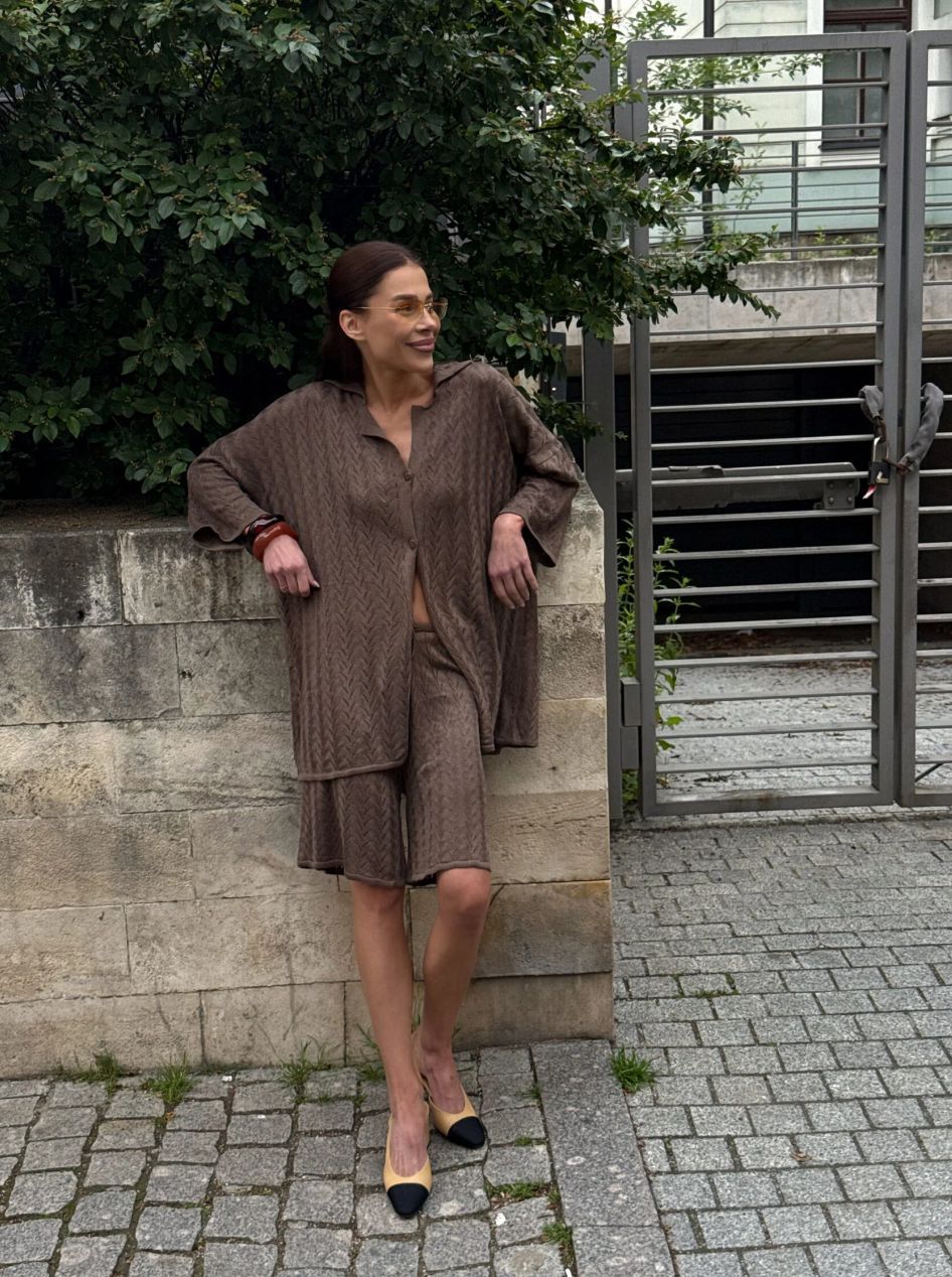 Kvinnors modiga stickad set med avslappnad overshirt och shorts Mirla-Eva Jonsson