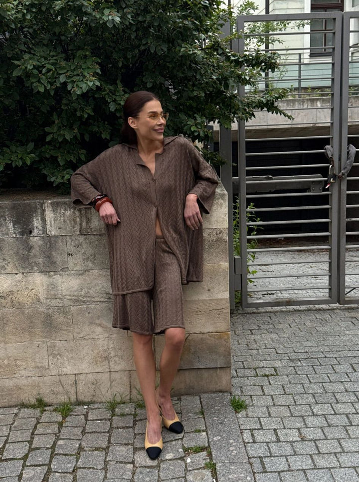 Kvinnors modiga stickad set med avslappnad overshirt och shorts Mirla-Eva Jonsson