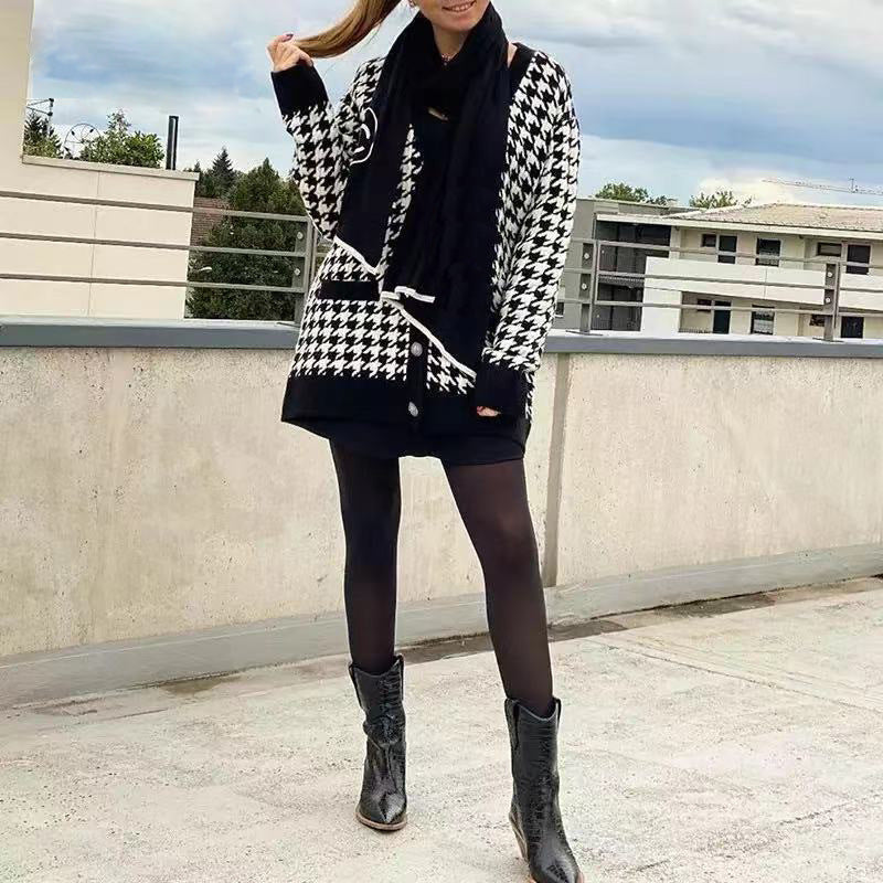 Kvinnors modiga stickade cardigan med stiligt houndstooth-mönster och stora knappar Mirla-Eva Jonsson