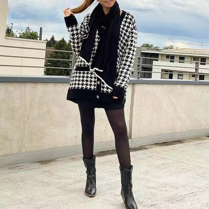 Kvinnors modiga stickade cardigan med stiligt houndstooth-mönster och stora knappar Mirla-Eva Jonsson