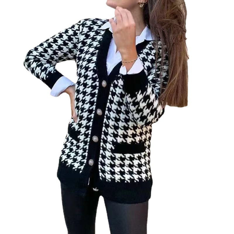 Kvinnors modiga stickade cardigan med stiligt houndstooth-mönster och stora knappar Mirla-Eva Jonsson