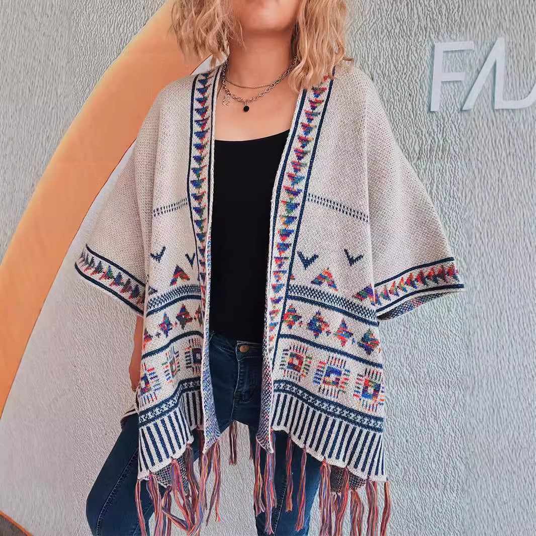 Kvinnors modiga stickade poncho med franskant och färggårt mönster Mirla-Eva Jonsson