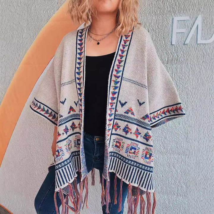 Kvinnors modiga stickade poncho med franskant och färggårt mönster Mirla-Eva Jonsson