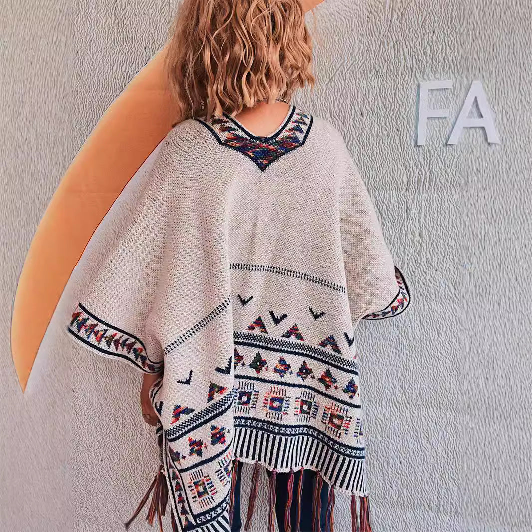 Kvinnors modiga stickade poncho med franskant och färggårt mönster Mirla-Eva Jonsson