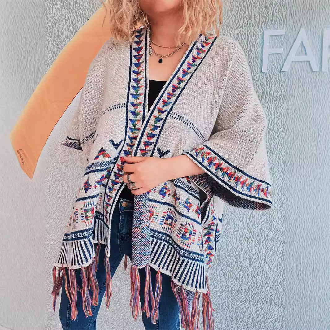 Kvinnors modiga stickade poncho med franskant och färggårt mönster Mirla-Eva Jonsson