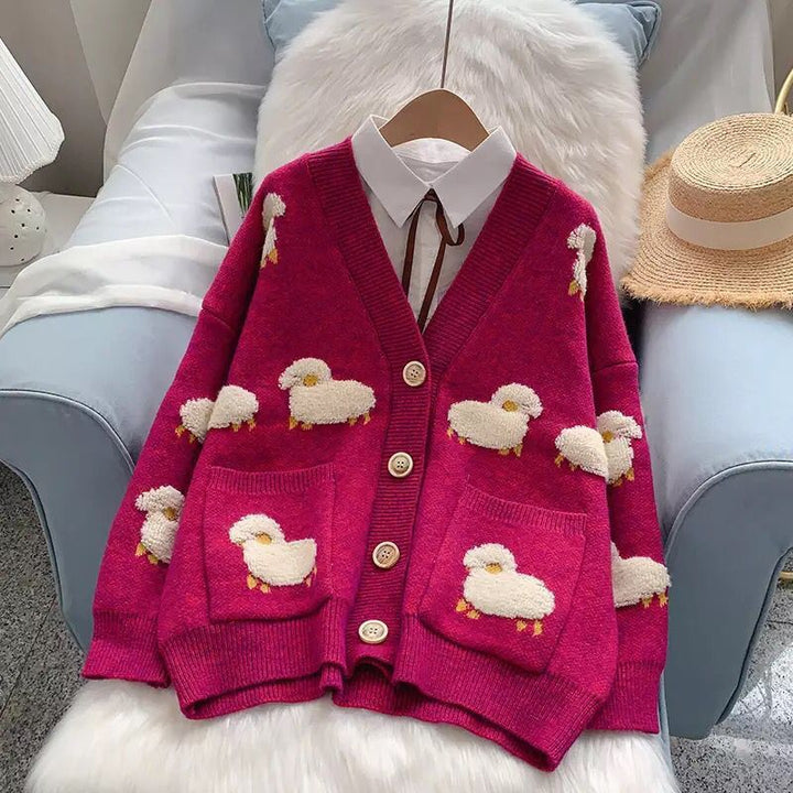 Kvinnors mönstrad cardigan med sött fårmotiv och praktiska fickor Mirla-Eva Jonsson