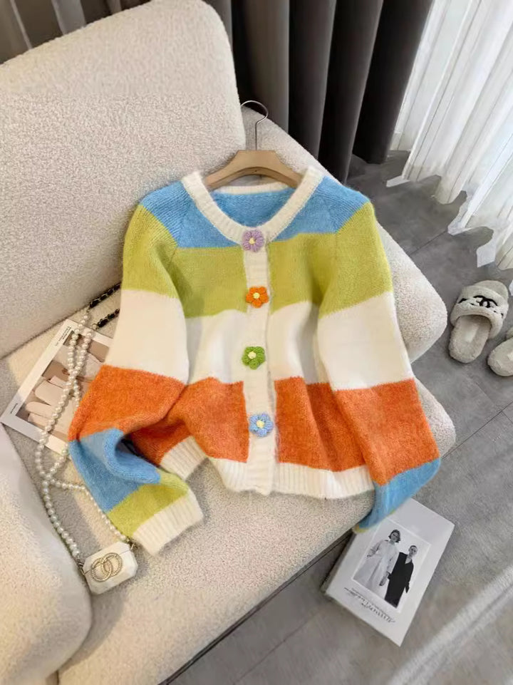 Kvinnors mönstrade kofta med färgglada knapppdetaljer och avslappnad passform Mirla-Eva Jonsson