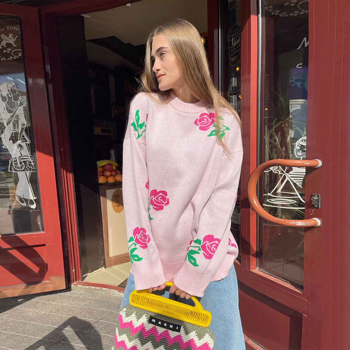 Kvinnors mönstrade stickade tröja med blommönster och lös passform Mirla-Eva Jonsson