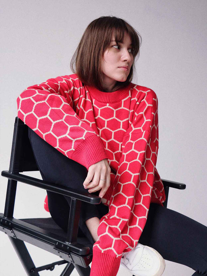 Kvinnors mönstrade sweatshirt med ett sött honungskaka-mönster och lös passform Mirla-Eva Jonsson