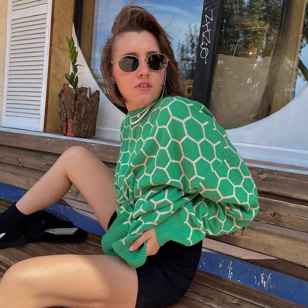 Kvinnors mönstrade sweatshirt med ett sött honungskaka-mönster och lös passform Mirla-Eva Jonsson