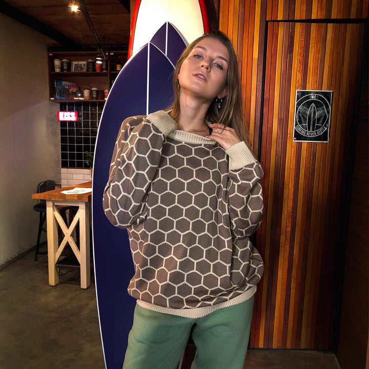 Kvinnors mönstrade sweatshirt med ett sött honungskaka-mönster och lös passform Mirla-Eva Jonsson