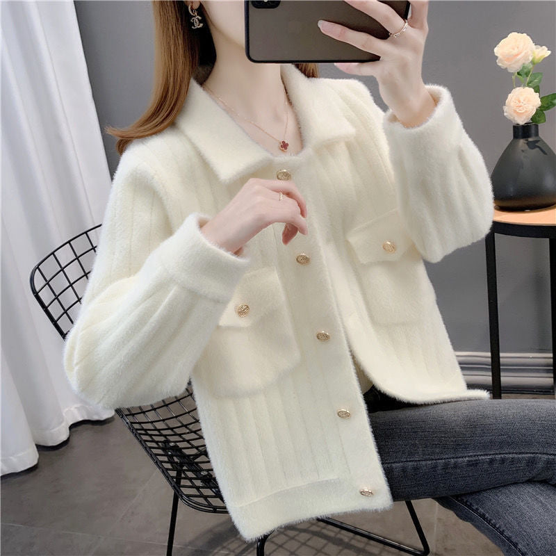 Kvinnors mysig cardigan med utförliga knapppdetaljer och praktiska fickor Mirla-Eva Jonsson