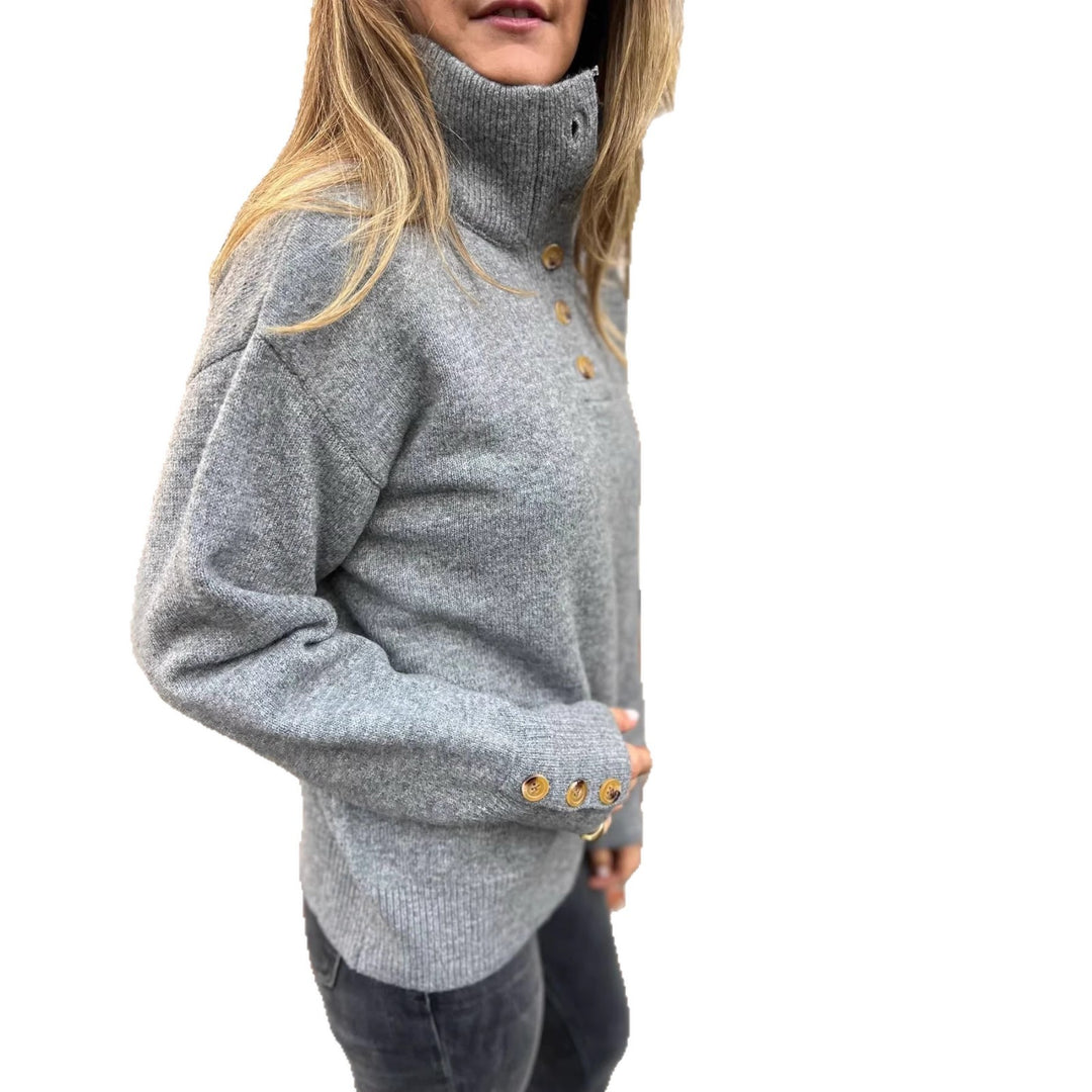Kvinnors mysig tröja med hög krage och dekorativa knappdetaljer Mirla-Eva Jonsson