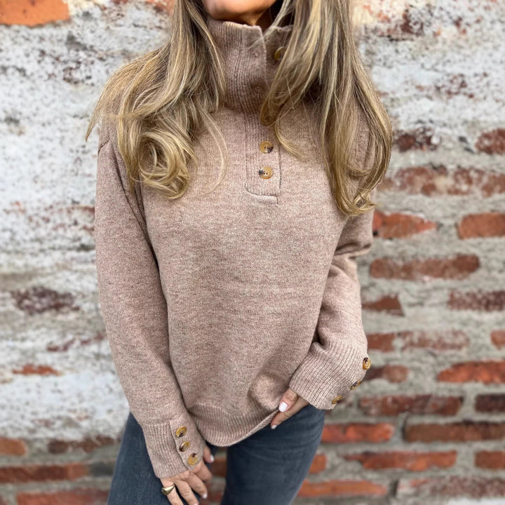 Kvinnors mysig tröja med hög krage och dekorativa knappdetaljer Mirla-Eva Jonsson