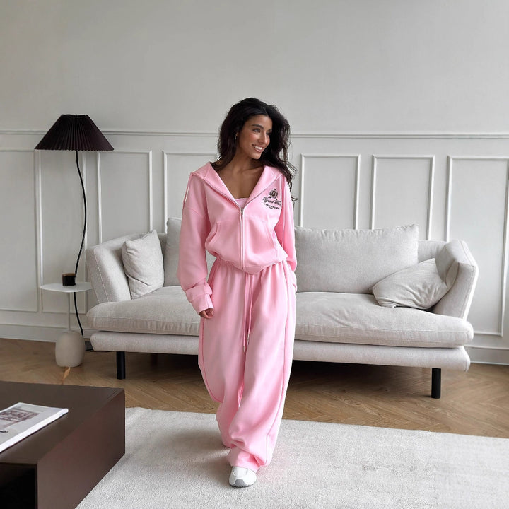 Kvinnors mysiga athleisure-set med kort hoodie och vida sweatpants Mirla-Eva Jonsson