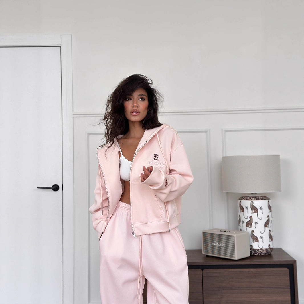Kvinnors mysiga athleisure-set med kort hoodie och vida sweatpants Mirla-Eva Jonsson