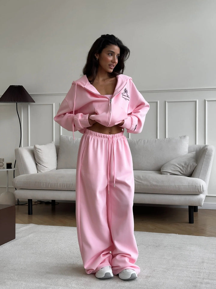 Kvinnors mysiga athleisure-set med kort hoodie och vida sweatpants Mirla-Eva Jonsson