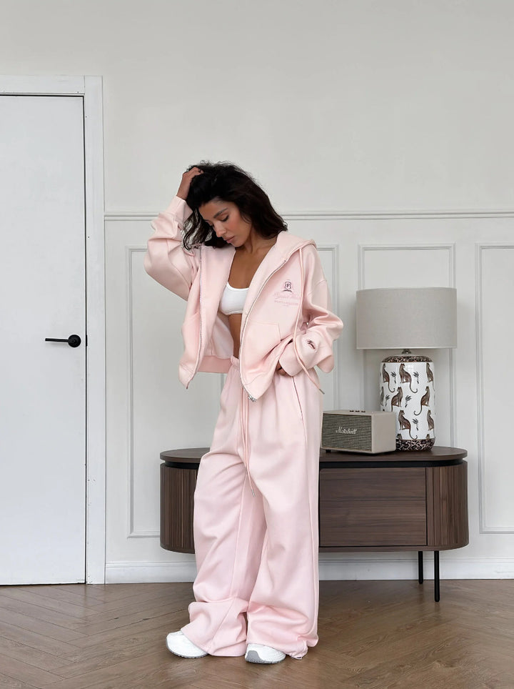 Kvinnors mysiga athleisure-set med kort hoodie och vida sweatpants Mirla-Eva Jonsson