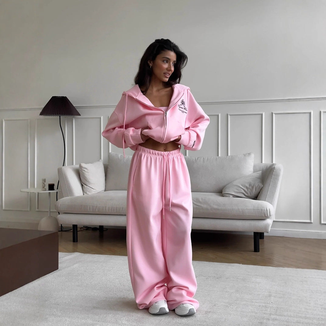 Kvinnors mysiga athleisure-set med kort hoodie och vida sweatpants Mirla-Eva Jonsson