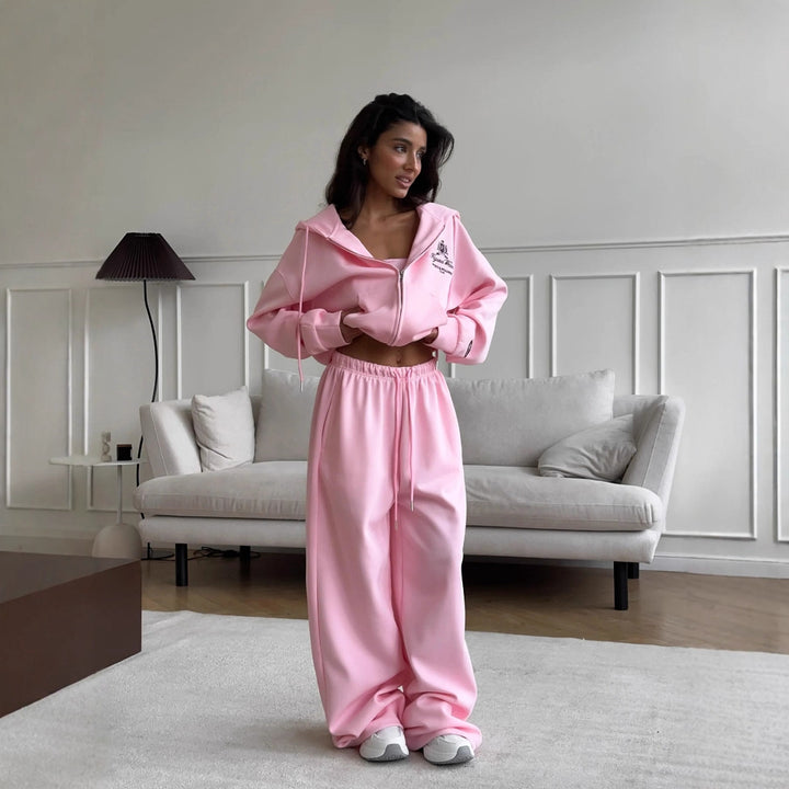 Kvinnors mysiga athleisure-set med kort hoodie och vida sweatpants Mirla-Eva Jonsson