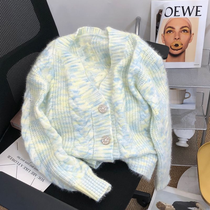 Kvinnors mysiga cardigan med dekorativt kabelmönster och ädla knappdetaljer Mirla-Eva Jonsson