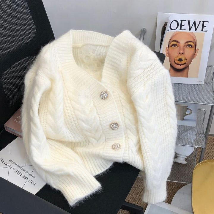 Kvinnors mysiga cardigan med dekorativt kabelmönster och ädla knappdetaljer Mirla-Eva Jonsson