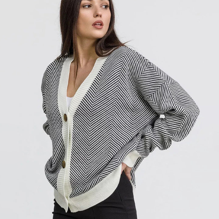 Kvinnors mysiga cardigan med eleganta kabelstickade detaljer och knäppning Mirla-Eva Jonsson