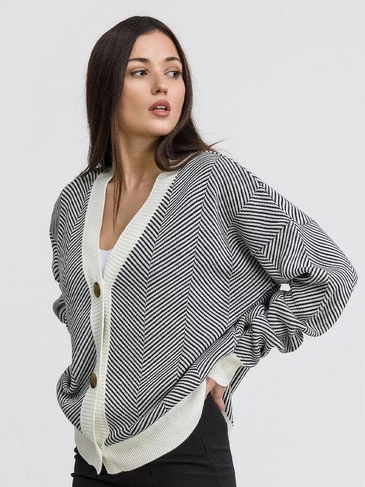 Kvinnors mysiga cardigan med eleganta kabelstickade detaljer och knäppning Mirla-Eva Jonsson