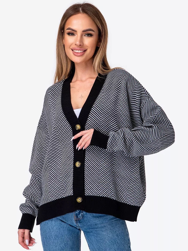 Kvinnors mysiga cardigan med eleganta kabelstickade detaljer och knäppning Mirla-Eva Jonsson