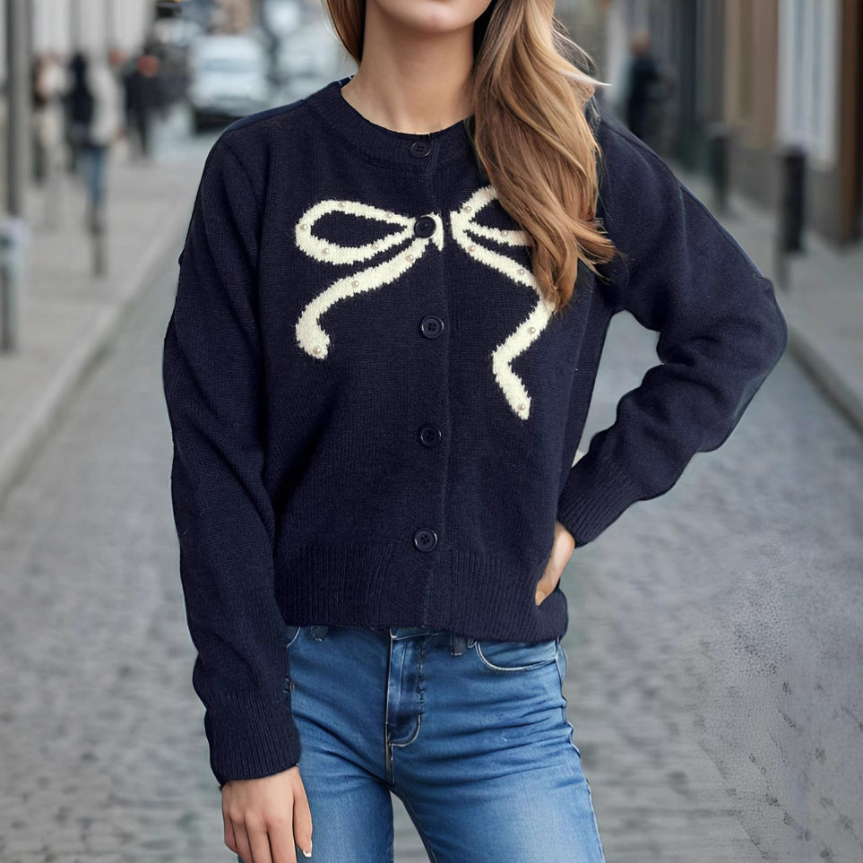Kvinnors mysiga cardigan med rosettmotiv Mirla-Eva Jonsson