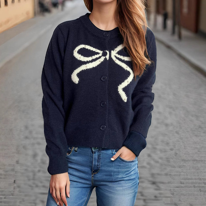 Kvinnors mysiga cardigan med rosettmotiv Mirla-Eva Jonsson
