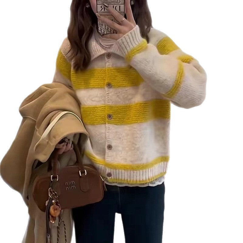 Kvinnors mysiga cardigan med stilfull krage och randmönster Mirla-Eva Jonsson