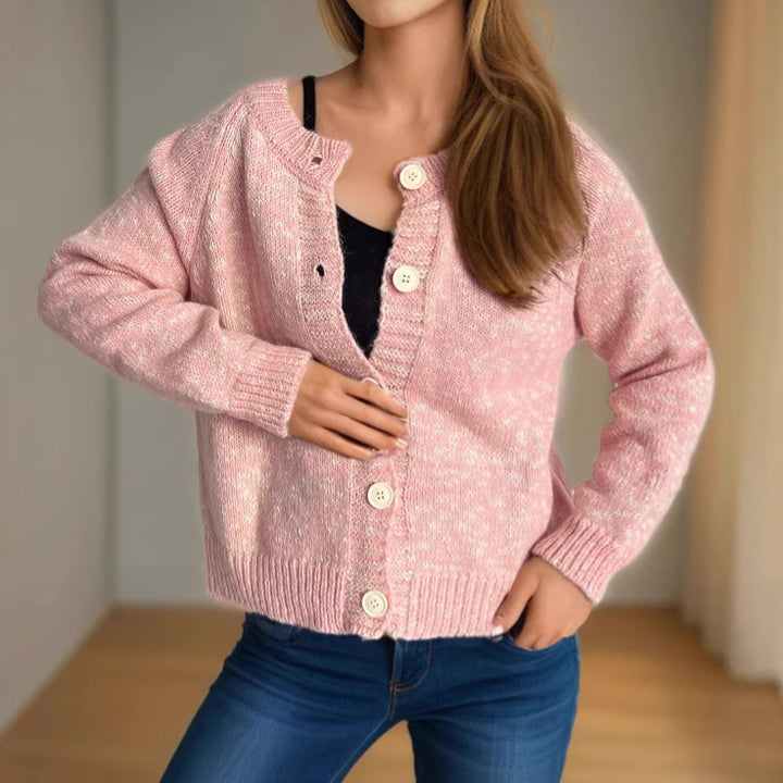 Kvinnors mysiga cardigan med stora knappar och fin textur Mirla-Eva Jonsson